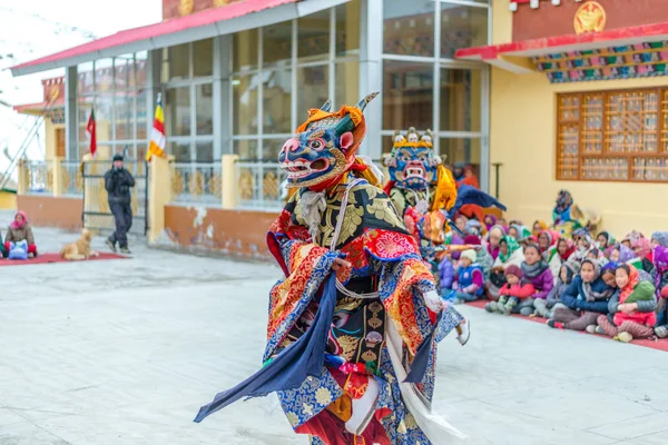 Spiti, Himachal Pradesh, Hindistan - 24 Mart 2019 : Festival zamanında mistik maske dansı teşresi giymiş Tibetli budist lamalar — Stok fotoğraf