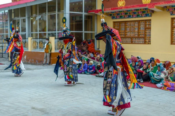 Spiti, Himachal Pradesh, Inde - 24 mars 2019 : Lamas bouddhistes tibétains vêtus d'un masque mystique danse Tsam mystère au moment du festival — Photo