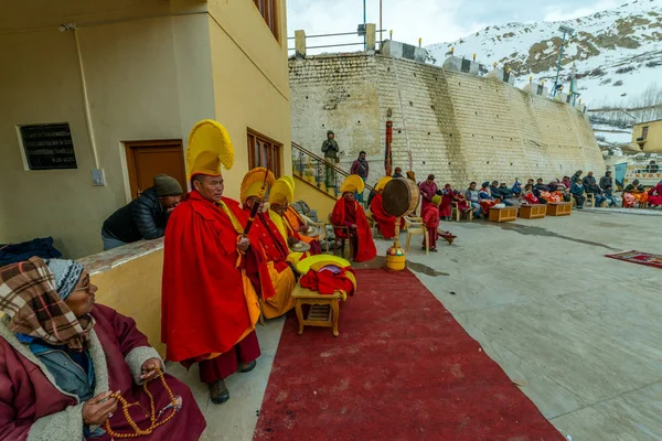 Spiti, Himachal Pradesh, India - 24 marzo 2019: Festival tibetano di danza in maschera dei lama buddisti a himalyas — Foto Stock
