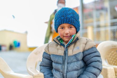 Spiti, Himachal Pradesh, Hindistan - 24 Mart 2019 : Himalayalar'da Tibetli çocuk