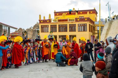 Spiti, Himachal Pradesh, Hindistan - 24 Mart 2019 : Tibetli budist lamalar himalyas'ta maske dans festivali