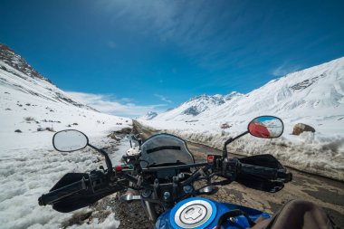 Kışın spiti Biker - kışaylarında himalayalar - Hindistan