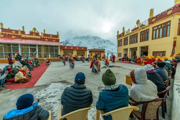 Spiti, Himachal Pradesh, India - March 24, 2019 : Tibetan buddhist lamas mask dance festival in himalyas — Stock Photo, Image