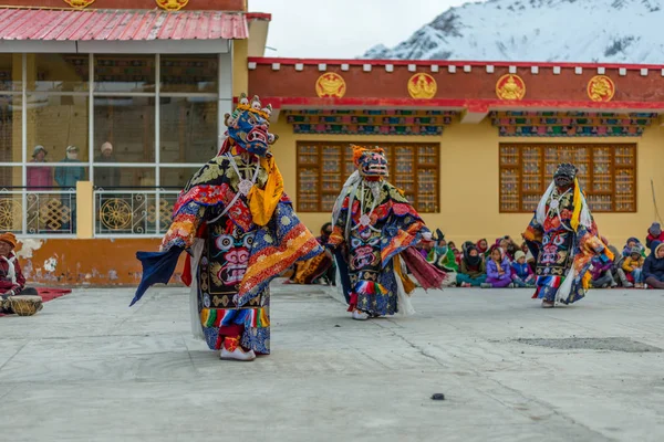 Spiti, Himachal Pradesh, Hindistan - 24 Mart 2019 : Tibetli budist lamalar himalyas'ta maske dans festivali