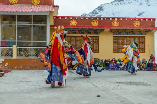 Spiti, Himachal Pradesh, Hindistan - 24 Mart 2019 : Tibetli budist lamalar himalyas'ta maske dans festivali