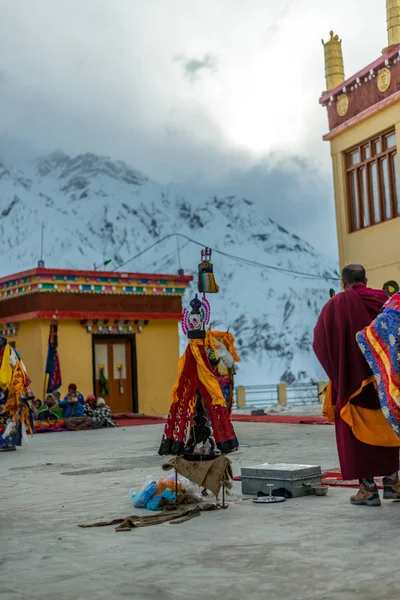 Spiti, Himachal Pradesh, India - 24 de marzo de 2019: Festival de baile de máscaras de lamas budistas tibetanos en himalyas —  Fotos de Stock