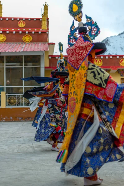 Spiti, Himachal Pradesh, India - 24 de marzo de 2019: los lamas budistas tibetanos vestidos con máscaras místicas bailan el misterio de Tsam en tiempo del festival —  Fotos de Stock