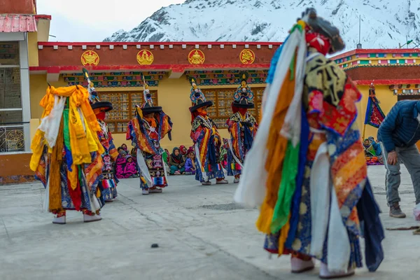 Spiti, Himachal Pradesh, Índia - 24 de março de 2019: lamas budistas tibetanos vestidos com máscara mística dança mistério Tsam no tempo do festival — Fotografia de Stock