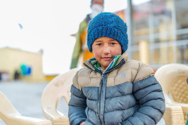 Spiti, Himachal Pradesh, Hindistan - 24 Mart 2019 : Himalayalar'da Tibetli çocuk