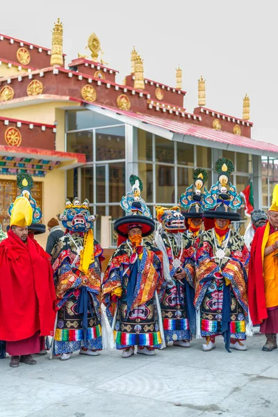 Spiti, Himachal Pradesh, India - March 24, 2019 : Tibetan buddhist lamas mask dance festival in himalyas — Stock Photo, Image