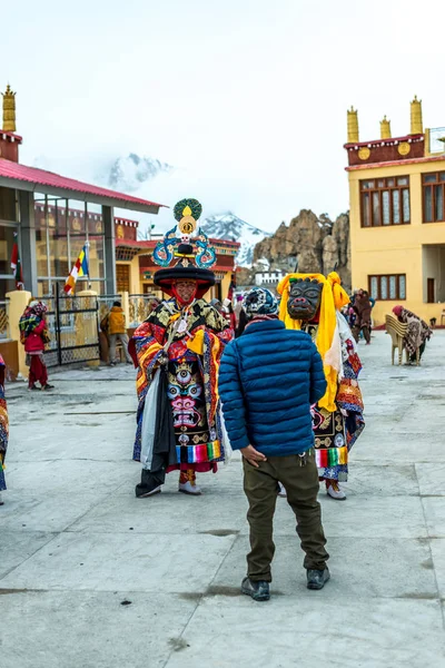 Spiti, Himachal Pradesh, India - 24 de marzo de 2019: Festival de baile de máscaras de lamas budistas tibetanos en himalyas —  Fotos de Stock