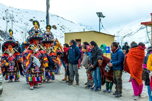 Spiti, Himachal Pradesh, Hindistan - 24 Mart 2019 : Tibetli budist lamalar himalyas'ta maske dans festivali — Stok fotoğraf