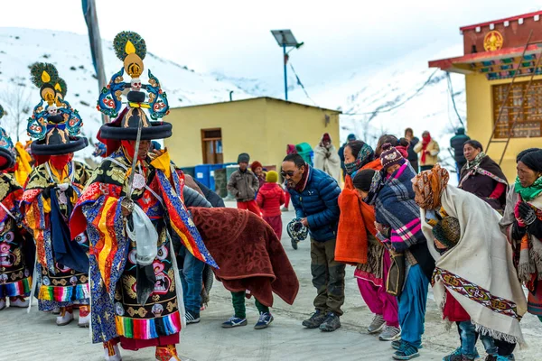 Spiti, Himachal Pradesh, India - 24 de marzo de 2019: Festival de baile de máscaras de lamas budistas tibetanos en himalyas —  Fotos de Stock