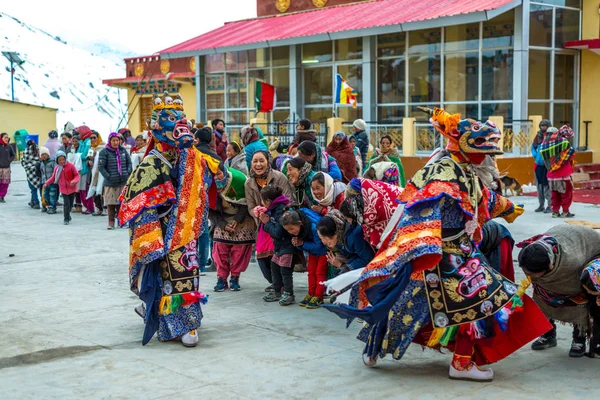 Spiti, Himachal Pradesh, Inde - 24 mars 2019 : Festival de danse traditionnelle au masque en Himalaya — Photo