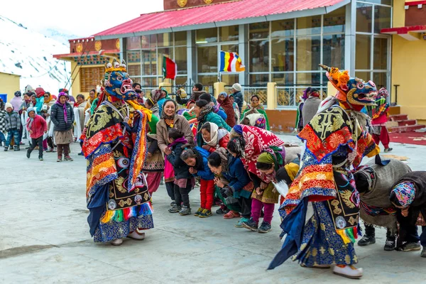 Spiti, Himachal Pradesh, India - 24 de marzo de 2019: Festival tradicional de danza de máscaras en el Himalaya —  Fotos de Stock