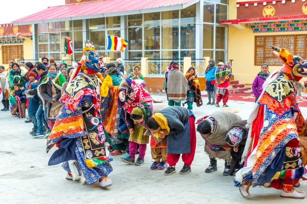 Spiti, Himachal Pradesh, Inde - 24 mars 2019 : Festival de danse traditionnelle au masque en Himalaya — Photo