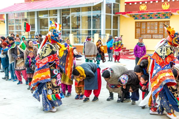 Spiti, Himachal Pradesh, India - 24 de marzo de 2019: Festival tradicional de danza de máscaras en el Himalaya —  Fotos de Stock