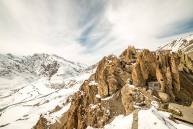 Spiti dağ kayalar üzerinde Köy - Hindistan'da kışları himalays Manzara