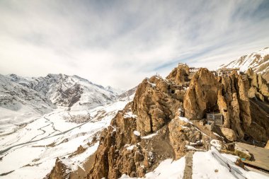 Spiti dağ kayalar üzerinde Köy - Hindistan'da kışları himalays Manzara