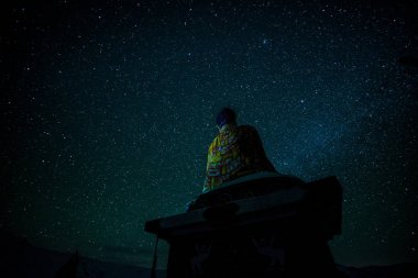 Himalayalar'da geceleri Buda Heykelleri - spiti vadisi