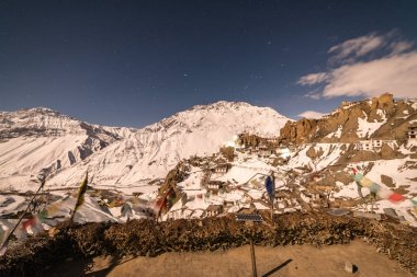 Kışın dolunay gecesi spiti - Himalayalar'da yıldızların altında köy