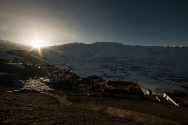 Salida del sol en la aldea del Himalaya - Estrella del sol estalló en las montañas — Foto de Stock