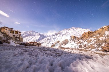 Samanyolu galaksisi ile manzara. Spiti'de Ay Doğuşu