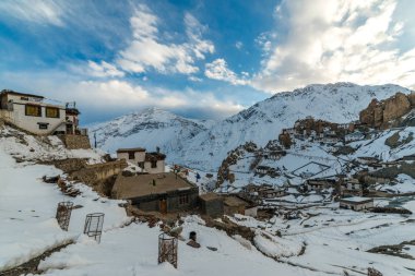 Hindistan'da Himalayalar Köyünde Gün Batımı