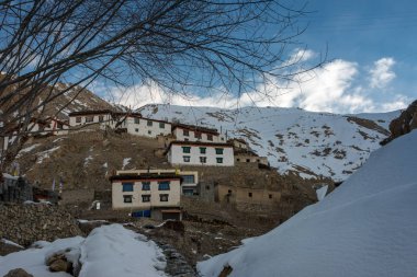 Spiti himalayalar Mountain Rock Köyü'nde Gündoğumu