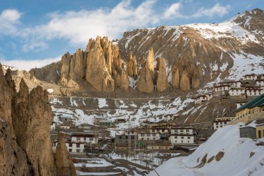 Spiti Vadisi'ndeki Mountain Rock'taki Himalaya Köyünde Gün Doğumu
