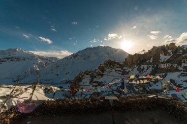 Himalaya Köyü'nde gün batımı - Güneş yıldızı dağlarda patladı