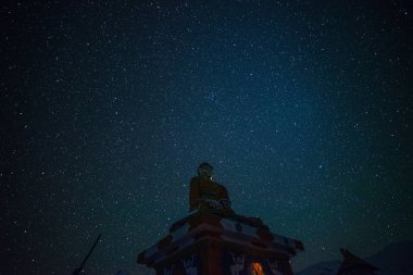 Himalayalar'da geceleri Buda Heykelleri - spiti vadisi