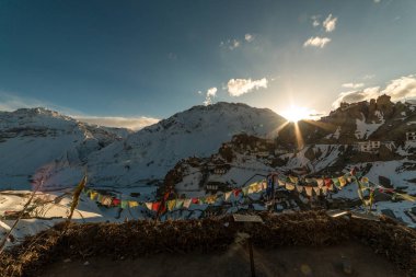 Himalaya Köyü'nde gün batımı - Güneş yıldızı dağlarda patladı