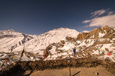 Kışın dolunay gecesi spiti - Himalayalar'da yıldızların altında köy
