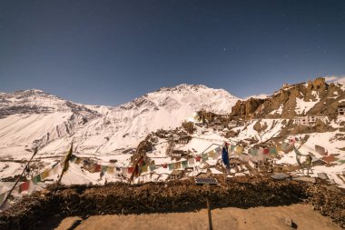Kışın dolunay gecesi spiti - Himalayalar'da yıldızların altında köy