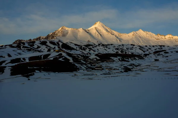 Puesta de sol en spiti - Paisaje en invierno en himalayas — Foto de Stock