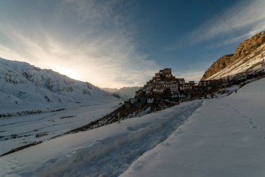 Himalayalar'daki Key Gompa Tibet Manastırı'nda gün batımı. Spiti vadisi, Himachal Pradesh, Hindistan