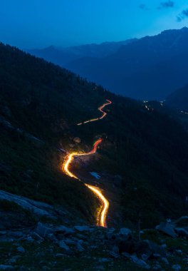 Rohtang'taki trafik parkurları geceleri geçiyor. Hindistan'da dağları geçmek