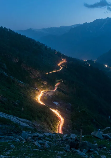 Traffic trails on rohtang pass at night. Crossing mountains in India — Stock Photo, Image