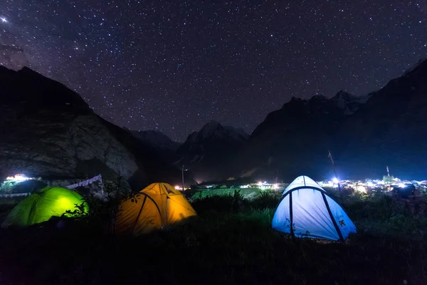 背景にきらめく星と天の川の下でキャンプテント — ストック写真
