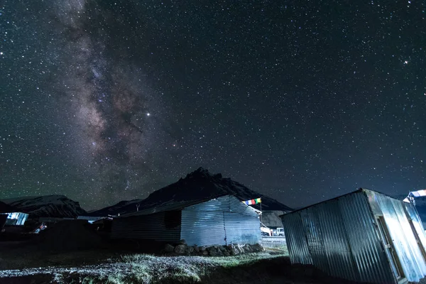 Milkyway en la cima de la montaña en sarchu ladakh India . — Foto de Stock