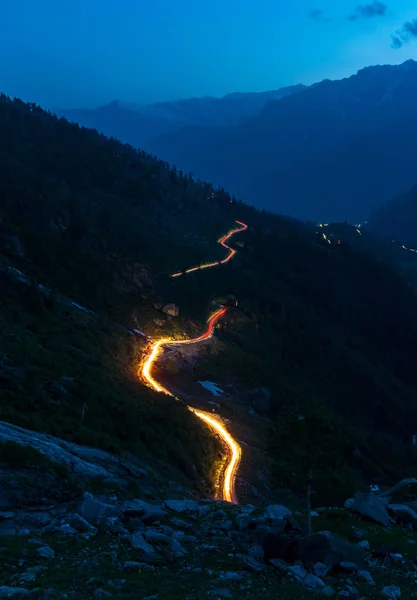 In der Nacht passieren die Verkehrswege auf dem Rohtang. Gebirgsüberquerung in Indien Stockbild