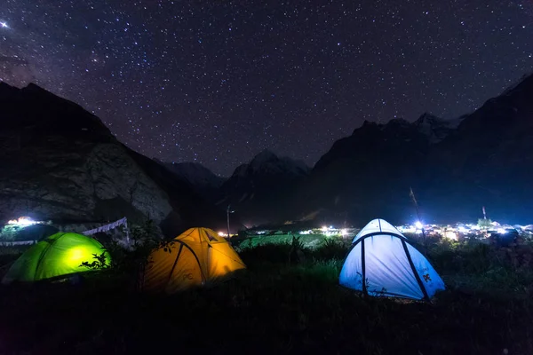 Tente de camping sous la voie lactée avec étoiles scintillantes en arrière-plan Photos De Stock Libres De Droits