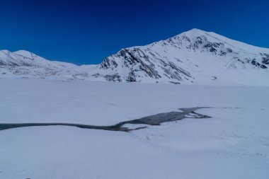 Dağlardaki nehir karla kaplıydı. Kış manzarası. Özgürlük ve hareket kavramı.