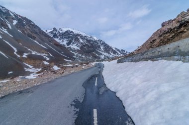 Ladakh mavi gökyüzü ile Düz yol