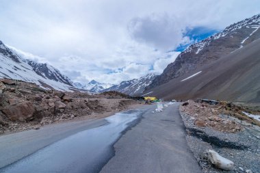 Kışaylarında ladakh mavi gökyüzü ile Yol