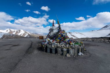 güneşli mavi gökyüzü gününde dua bayrağı ile Leh Ladakh taglanga geçmek.