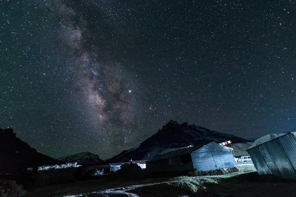 Milkyway en la cima de la montaña en sarchu ladakh India . — Foto de Stock