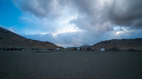 Solnedgång i öknen-mer plan i Leh Ladakh — Stockfoto