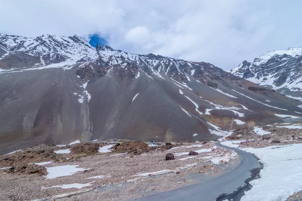 Camino con cielo azul en ladakh en inviernos —  Fotos de Stock